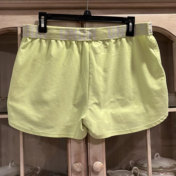 Women’s Semi-fitted Under Armour Shorts Size Large - Picture 2 of 7